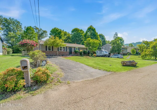 Photo 3 of Single family home for sale at 7120 Hurst Ln, Knoxville, TN 37918 | MLS# 1353326 | Listing updated on 2026-09-14