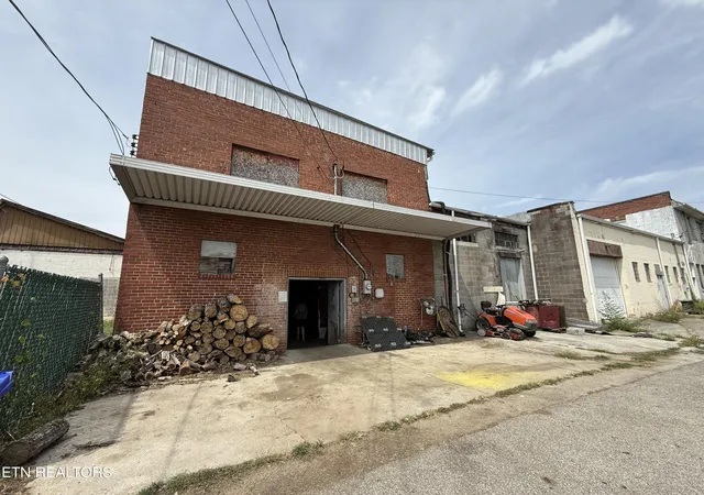 Photo 3 of Single family home for sale at 308 Trenton St, Harriman, TN 37748 | MLS# 1353329 | Listing updated on 2026-09-04