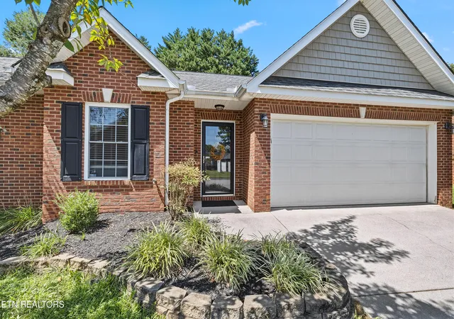 Photo 2 of Sale Pending at 1111 Crested Springs Wy, Knoxville, TN 37923 | MLS# 1353348 | Listing updated on 2026-08-30