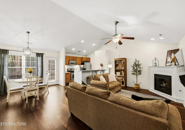 Photo 3 of Sale Pending at 1111 Crested Springs Wy, Knoxville, TN 37923 | MLS# 1353348 | Listing updated on 2026-08-30