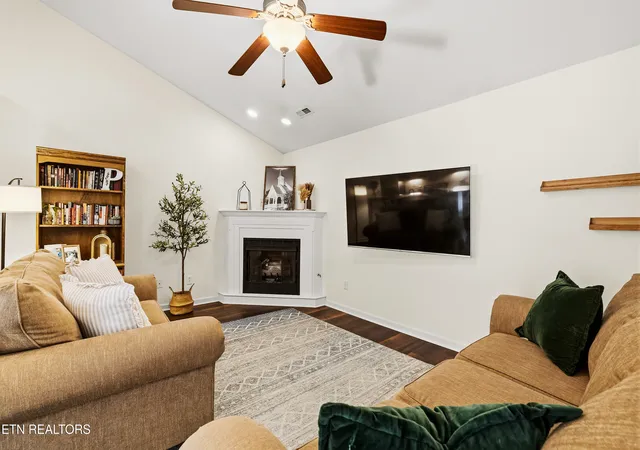 Listing Photo 4 - Condo for sale in building located at 1111 Crested Springs Wy, Knoxville, TN 37923