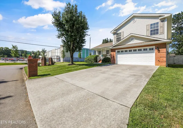 Photo 4 of Sale Pending at 3301 Franklin Creek Ln, Knoxville, TN 37931 | MLS# 1353436 | Listing updated on 2026-09-01