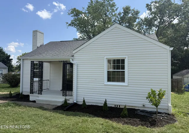 Photo 2 of Sale Pending at 854 Burroughs Rd, Alcoa, TN 37701 | MLS# 1353568 | Listing updated on 2026-09-14