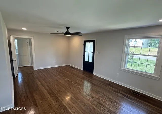Photo 4 of Sale Pending at 854 Burroughs Rd, Alcoa, TN 37701 | MLS# 1353568 | Listing updated on 2026-09-14