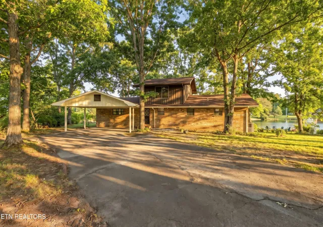 Photo 1 of Single family home for sale at 2024 Cravens Dr, Crossville, TN 38572 | MLS# 1353885 | Listing updated on 2026-09-07