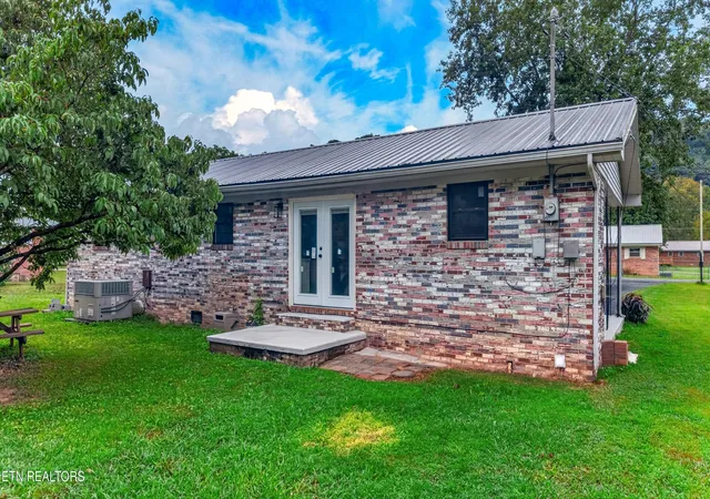 Photo 3 of Single family home for sale at 518 Fairfield Dr, Newport, TN 37821 | MLS# 1353599 | Listing updated on 2026-09-03