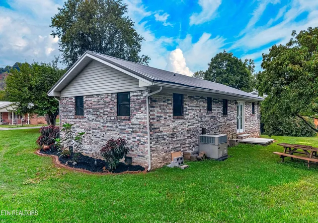 Photo 3 of Single family home for sale at 518 Fairfield Dr, Newport, TN 37821 | MLS# 1353599 | Listing updated on 2026-09-03