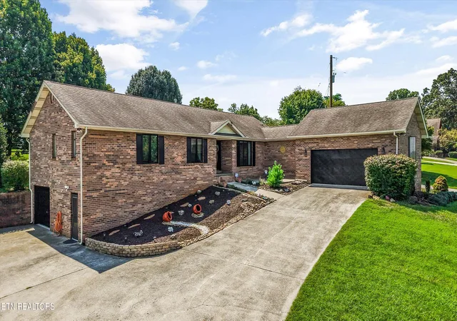 Photo 2 of Single family home for sale at 2112 Carpenters Grade Rd, Maryville, TN 37803 | MLS# 1353633 | Listing updated on 2026-09-22