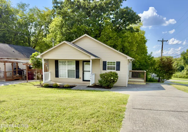 Photo 1 of Sale Pending at 206 W Edison St, Alcoa, TN 37701 | MLS# 1353464 | Listing updated on 2026-09-25