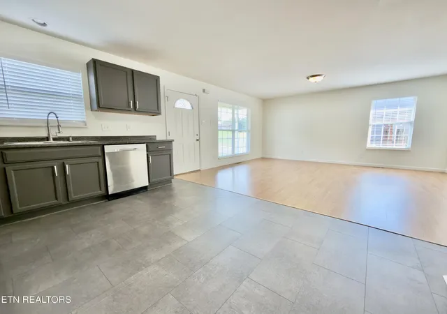 Photo 3 of Sale Pending at 206 W Edison St, Alcoa, TN 37701 | MLS# 1353464 | Listing updated on 2026-09-25