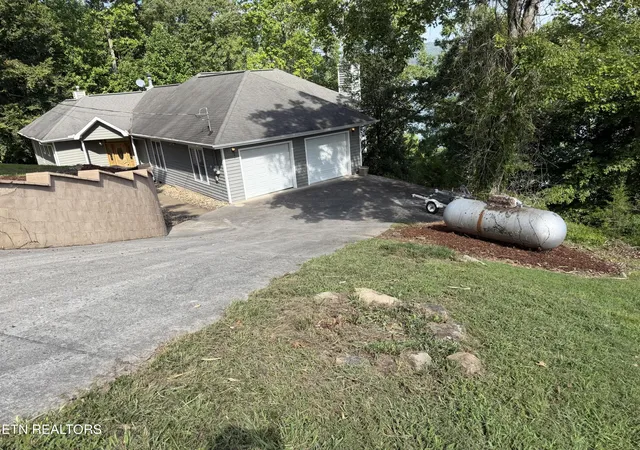 Photo 2 of Single family home for sale at 1395 Lakeview Dr, Sharps Chapel, TN 37866 | MLS# 1353470 | Listing updated on 2026-10-04