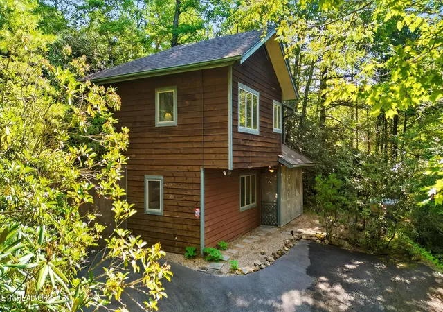 Photo 1 of Single family home for sale at 925 Sunshine Tr, Gatlinburg, TN 37738 | MLS# 1353485 | Listing updated on 2026-09-10