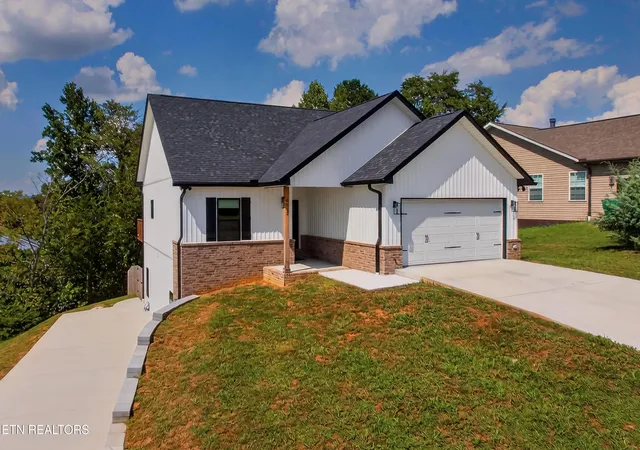 Photo 1 of Single family home for sale at 8011 Stone Holw Dr, Knoxville, TN 37924 | MLS# 1353838 | Listing updated on 2026-10-06