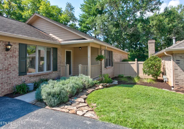Photo 2 of Sale Pending at 923 Jamestown Wy, Maryville, TN 37803 | MLS# 1353531 | Listing updated on 2026-08-31