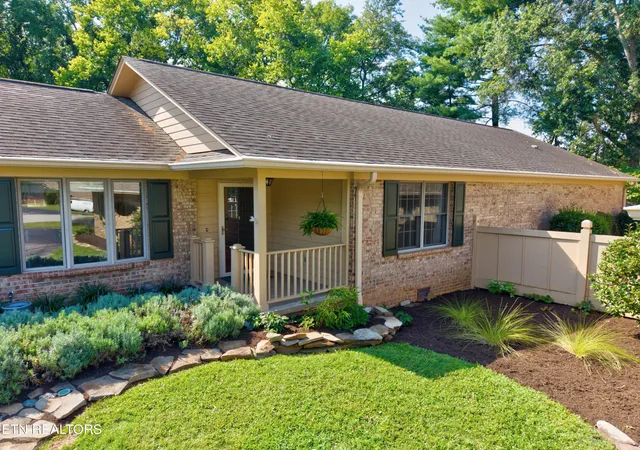Photo 3 of Sale Pending at 923 Jamestown Wy, Maryville, TN 37803 | MLS# 1353531 | Listing updated on 2026-08-31