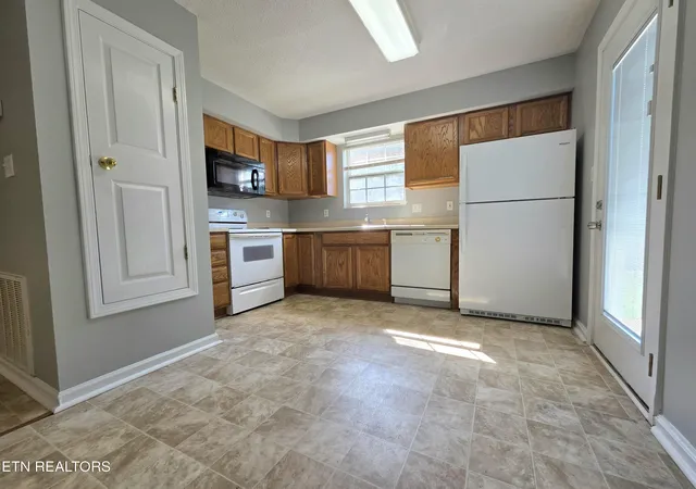 Photo 3 of Sale Pending at 4701 Scepter Wy, Knoxville, TN 37912 | MLS# 1353622 | Listing updated on 2026-08-30