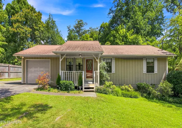 Photo 3 of Sale Pending at 6612 Bay Circle Dr, Knoxville, TN 37918 | MLS# 1353679 | Listing updated on 2026-09-03