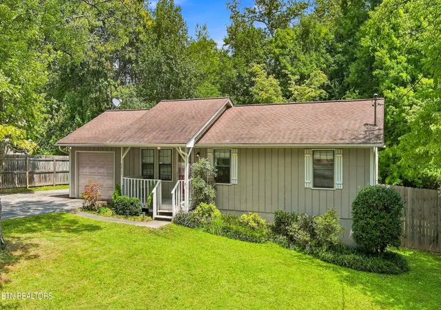 Photo 3 of Sale Pending at 6612 Bay Circle Dr, Knoxville, TN 37918 | MLS# 1353679 | Listing updated on 2026-09-03