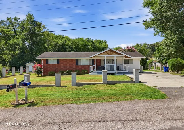 Photo 2 of Sale Pending at 204 Se Meadowbrook Dr, Cleveland, TN 37323 | MLS# 1353533 | Listing updated on 2026-08-30