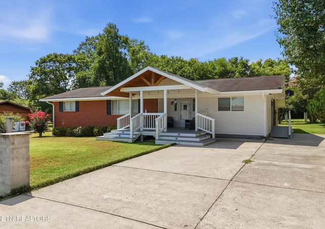 Photo 3 of Sale Pending at 204 Se Meadowbrook Dr, Cleveland, TN 37323 | MLS# 1353533 | Listing updated on 2026-08-30