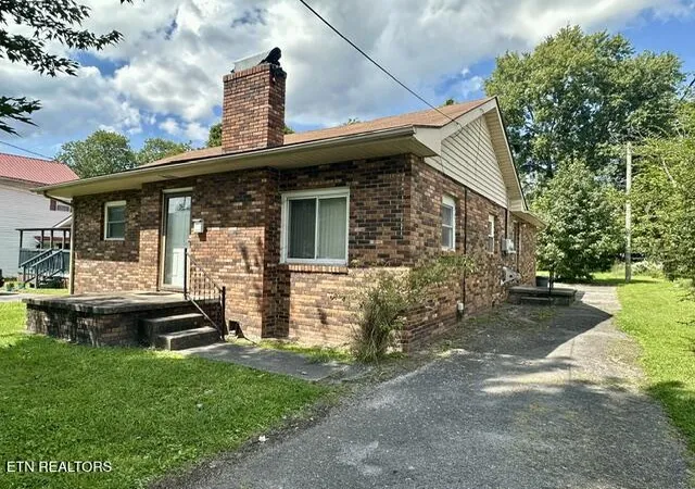 Photo 2 of Sale Pending at 706 Ilchester Ave, Middlesboro, KY 40965 | MLS# 1353618 | Listing updated on 2026-09-04