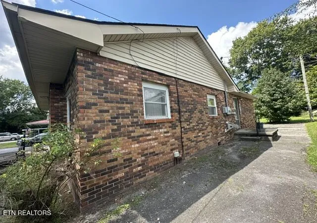 Photo 3 of Sale Pending at 706 Ilchester Ave, Middlesboro, KY 40965 | MLS# 1353618 | Listing updated on 2026-09-04