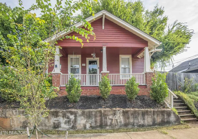 Photo 1 of Sale Pending at 1137 Overton Pl, Knoxville, TN 37917 | MLS# 1353638 | Listing updated on 2026-10-06