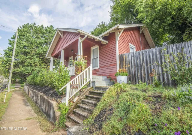 Photo 2 of Sale Pending at 1137 Overton Pl, Knoxville, TN 37917 | MLS# 1353638 | Listing updated on 2026-10-06