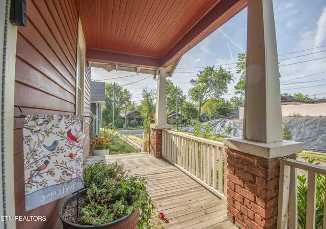 Photo 4 of Sale Pending at 1137 Overton Pl, Knoxville, TN 37917 | MLS# 1353638 | Listing updated on 2026-10-06