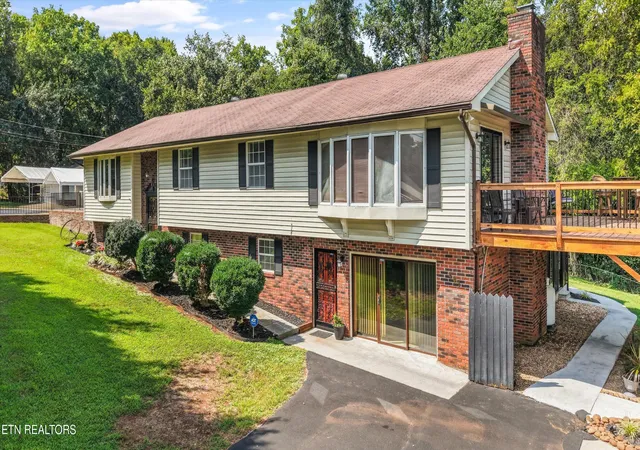 Photo 3 of Sale Pending at 231 W View Dr, Strawberry Plains, TN 37871 | MLS# 1353677 | Listing updated on 2026-09-02
