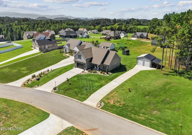 Photo 2 of Single family home for sale at 811 Pinebrooke Dr, Maryville, TN 37801 | MLS# 1353640 | Listing updated on 2026-09-21