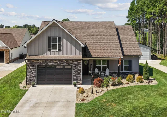 Photo 1 of Single family home for sale at 811 Pinebrooke Dr, Maryville, TN 37801 | MLS# 1353640 | Listing updated on 2026-09-21