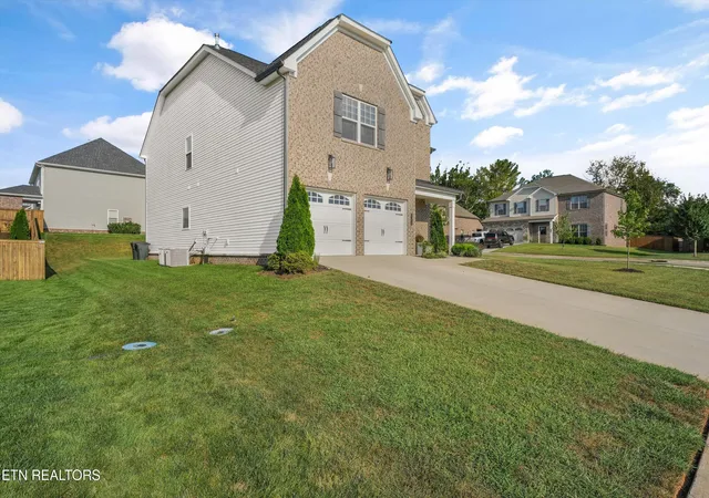 Photo 3 of Single family home for sale at 112 Silver Maple St, Lenoir City, TN 37771 | MLS# 1353675 | Listing updated on 2026-08-31