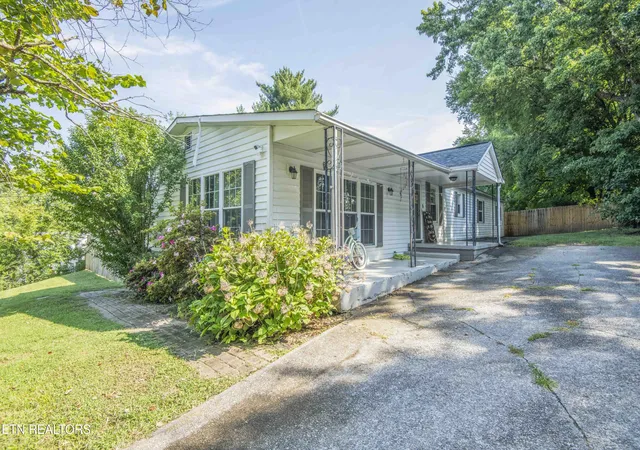 Photo 1 of Single family home for sale at 116 S Pine St, Maryville, TN 37804 | MLS# 1353680 | Listing updated on 2026-09-23