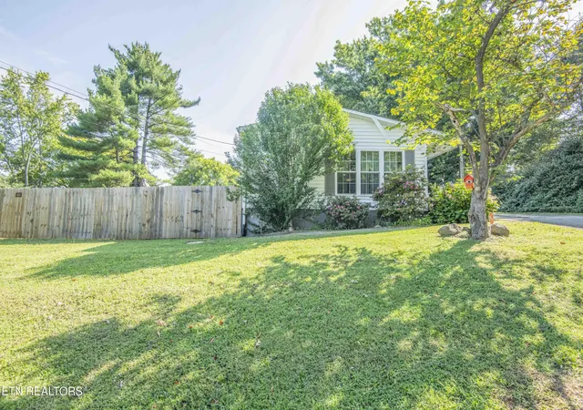 Photo 3 of Single family home for sale at 116 S Pine St, Maryville, TN 37804 | MLS# 1353680 | Listing updated on 2026-09-23
