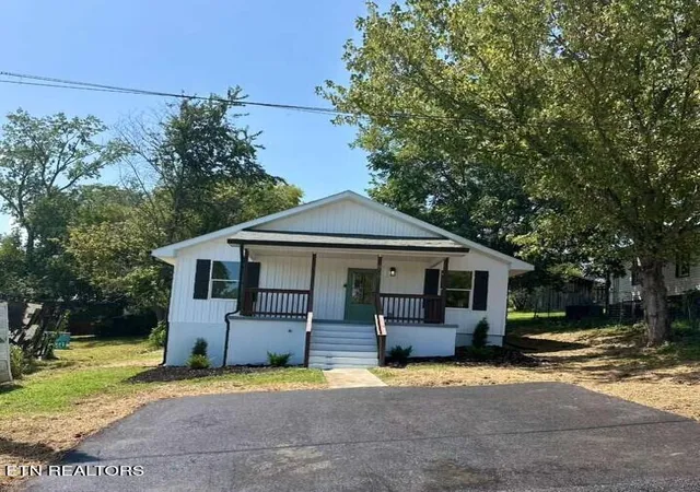 Photo 1 of Sale Pending at 808 N B St, Lenoir City, TN 37771 | MLS# 1353687 | Listing updated on 2026-09-11