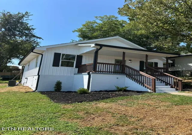 Photo 3 of Sale Pending at 808 N B St, Lenoir City, TN 37771 | MLS# 1353687 | Listing updated on 2026-09-11