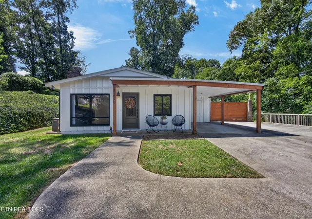 Photo 1 of Sale Pending at 1220 Huntington Rd, Knoxville, TN 37919 | MLS# 1353827 | Listing updated on 2026-09-12