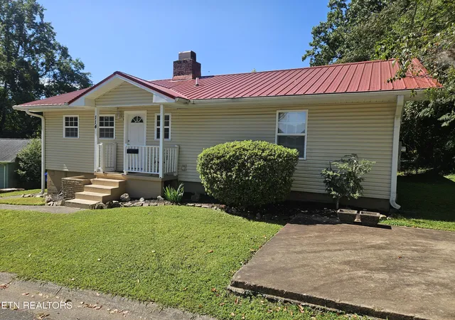 Photo 2 of Sale Pending at 114 Gorgas Ln, Oak Ridge, TN 37830 | MLS# 1353763 | Listing updated on 2026-09-04