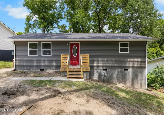 Photo 1 of Single family home for sale at 410 W Hemlock St, La Follette, TN 37766 | MLS# 1353773 | Listing updated on 2026-09-09