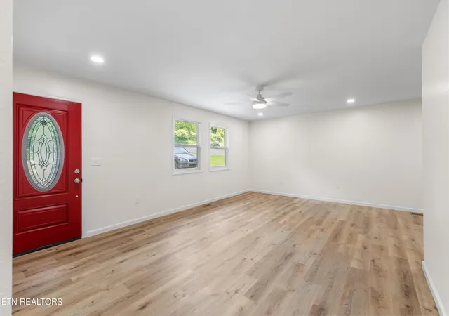 Photo 3 of Single family home for sale at 410 W Hemlock St, La Follette, TN 37766 | MLS# 1353773 | Listing updated on 2026-09-09