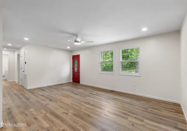 Photo 3 of Single family home for sale at 410 W Hemlock St, La Follette, TN 37766 | MLS# 1353773 | Listing updated on 2026-09-09