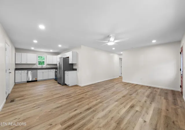 Photo 4 of Single family home for sale at 410 W Hemlock St, La Follette, TN 37766 | MLS# 1353773 | Listing updated on 2026-09-09