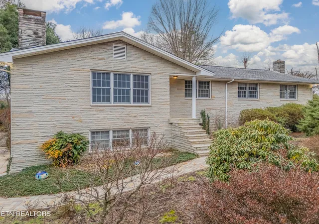 Photo 1 of Sale Pending at 2992 Knoxville Hwy, Wartburg, TN 37887 | MLS# 1353789 | Listing updated on 2026-10-06