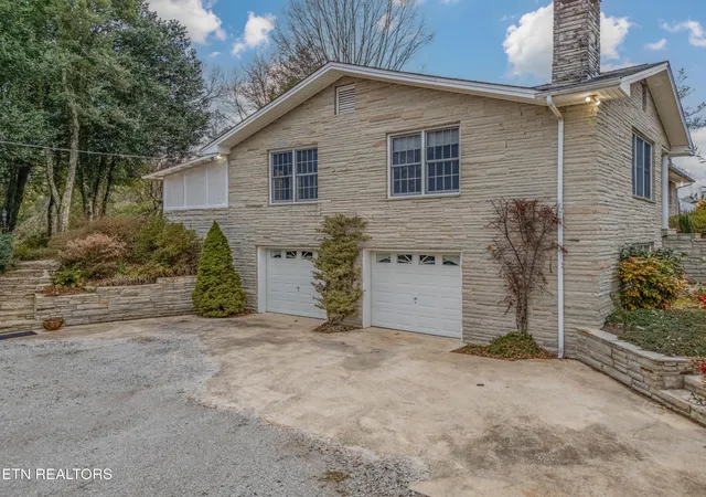 Photo 2 of Sale Pending at 2992 Knoxville Hwy, Wartburg, TN 37887 | MLS# 1353789 | Listing updated on 2026-10-06