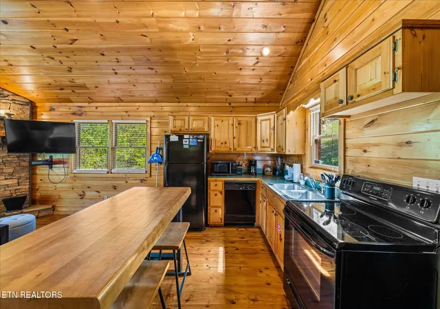 Photo 4 of Sale Pending at 2545 Raccoon Holw Way, Sevierville, TN 37862 | MLS# 1353817 | Listing updated on 2026-09-19