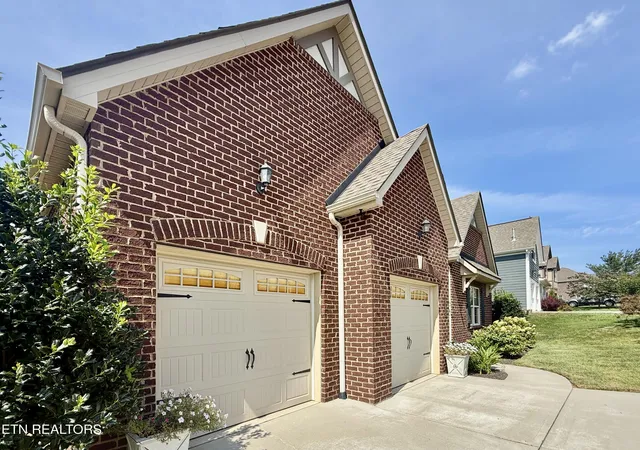 Photo 3 of Sale Pending at 11013 Hunters Knoll Ln, Knoxville, TN 37932 | MLS# 1353835 | Listing updated on 2026-09-13