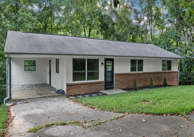 Photo 2 of Sale Pending at 310 Pine St, Mount Carmel, TN 37645 | MLS# 1353869 | Listing updated on 2026-09-12
