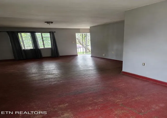 Photo 3 of Sale Pending at 2909 Montbelle Dr, Knoxville, TN 37918 | MLS# 1353886 | Listing updated on 2026-10-16