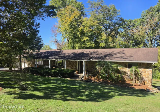 Photo 1 of Single family home for sale at 131 Cumberland View Dr, Oak Ridge, TN 37830 | MLS# 1354180 | Listing updated on 2026-10-28